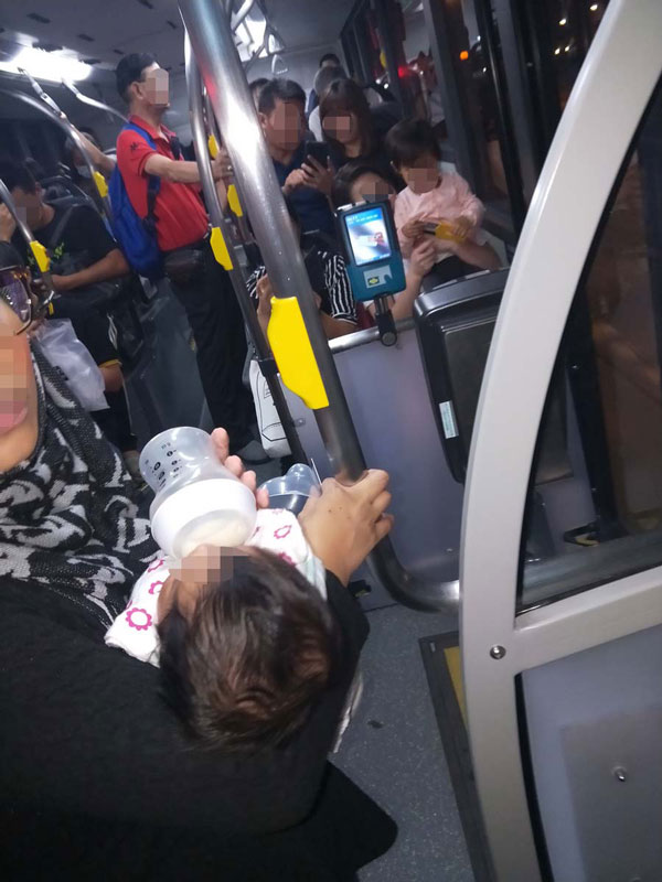 菲尔上载了一张太太在巴士上喂奶，无人主动让座的照片，引起网民热议。（受访者提供）
