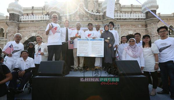 慕查希（台上左4）和其他政府和宗教团体领导合照；台上左起为卡立沙末、亨特及瓦塔慕迪。