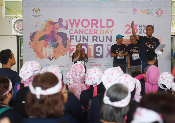 祖基菲里（右）世界癌症日竞跑活动开幕。