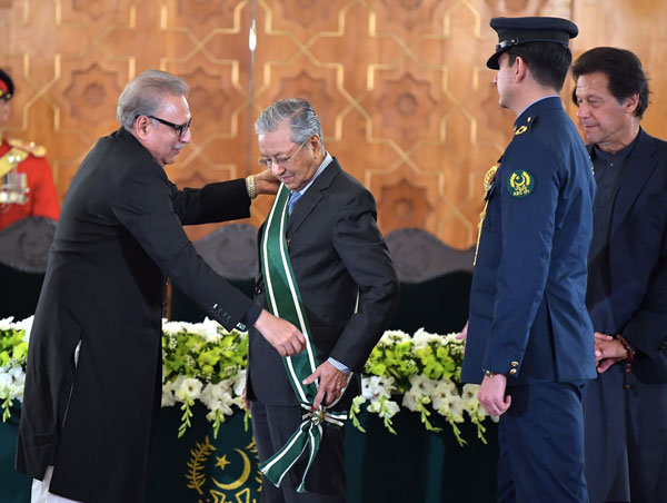 阿里夫（左起）颁发巴基斯坦的最高公民奖章给马哈迪，以表扬后者的贡献。