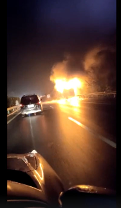巴士在高速大道突然起火，道致严重伤亡。（新华社）