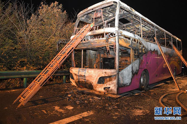 旅游巴士被烧毁。（新华网）