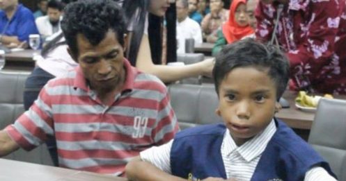 ◤龙目岛地震◢ 协助大马人脱险 7岁聋哑男童获表扬为英雄
