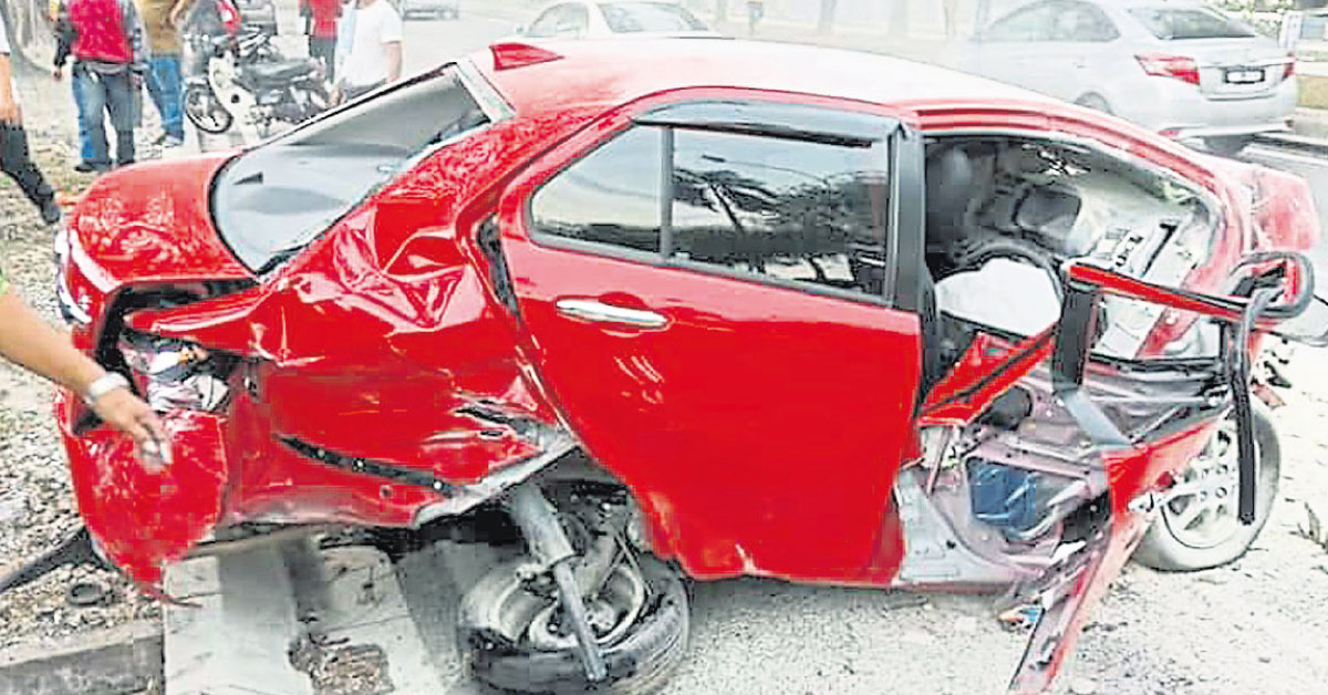 其中1名华裔司机所驾驶的迈薇轿车撞向大树后，当场毙命。