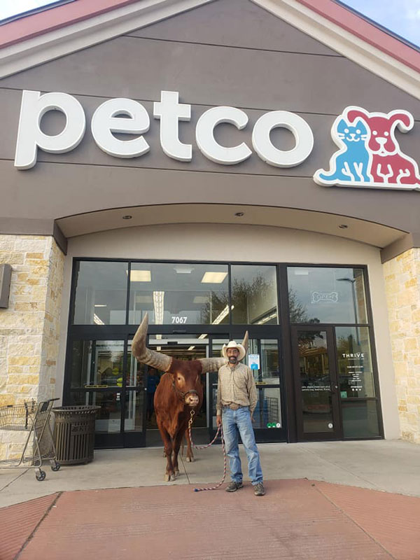 连锁宠物店“Petco”打出：“只要有牵绳，欢迎饲主带宠物进来逛”的口号。(面子书)