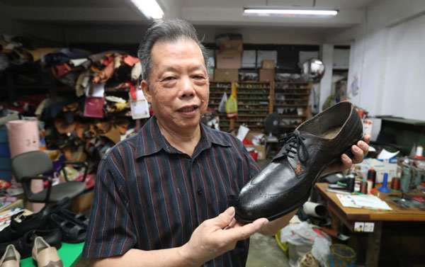 李炯祥认真对待每一双鞋，一针一线亲手制作，将鞋子视如艺术品。