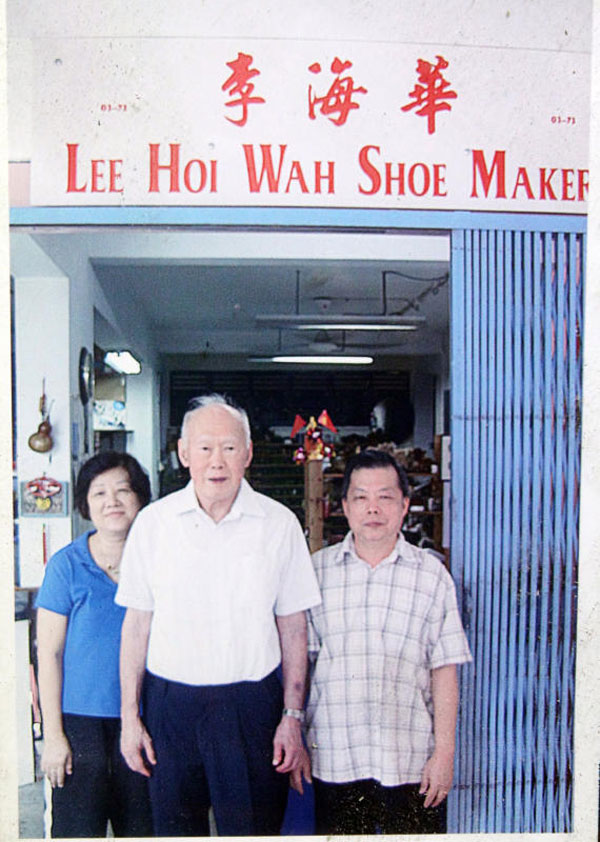 李光耀（中）曾三度亲自上门到鞋店，与李炯祥（右）和姐姐（左）合影。（档案照）
