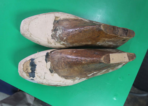 李炯祥为李光耀制作不下16双皮鞋，他仍保留了李光耀的鞋模。（档案照）