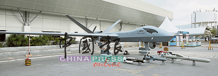 中国航空技术进出口总公司首次在我国展示“翼龙II”察打一体化无人机全尺寸模型。