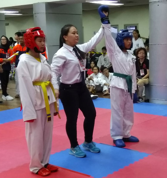 斗华小学的霍善玲（右）勇夺搏击冠军。