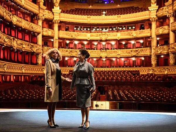 彭丽媛（右）和布丽奇特法国巴黎歌剧院。