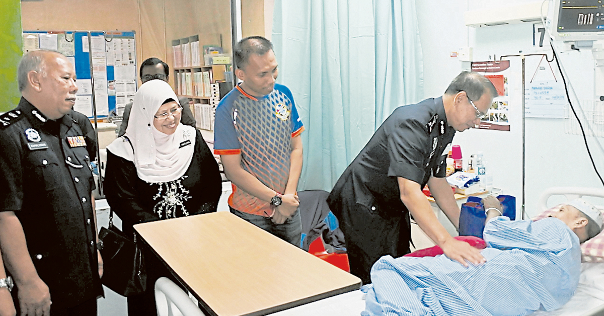 拉惹沙隆（左4）慰问一名卧病在床的病患。左起为卡马鲁丁及哈蒂嘉。