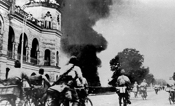 日本侵略军在1941年入侵马来亚，大肆烧杀掳掠，对我国造成惨重的人命及财物损失。