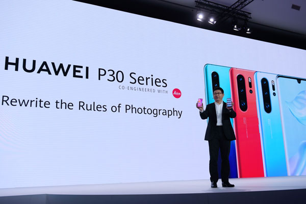 华为消费者业务总裁余承东在发表会上，介绍新的P30系列手机。（法新社）
