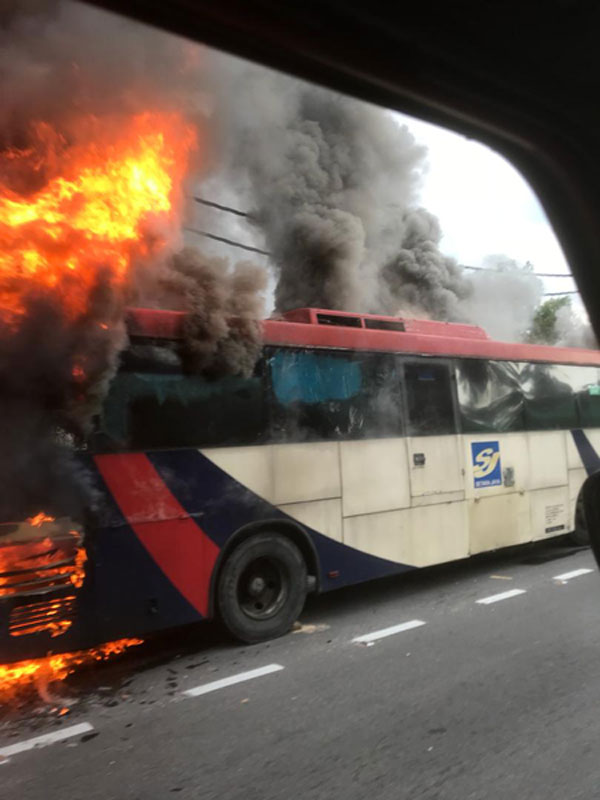 巴士行驶中时引擎处突然起火，瞬间变成火球。