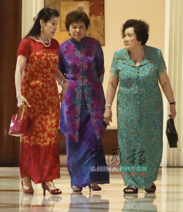 黄燕燕（中）与林良实夫人杜潘王维娜（左）和陈开蓉一边步出宴会厅一边闲聊。