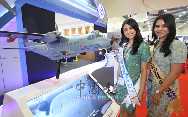 印尼航宇公司PT Dirgantara 派出两名选美小姐，当海空展上的代言人。