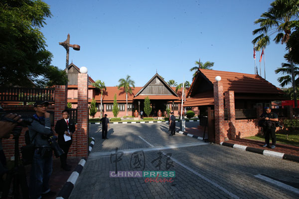 配合海空展举行，内阁会议移师至浮罗交怡的Sri Kijang度假村。