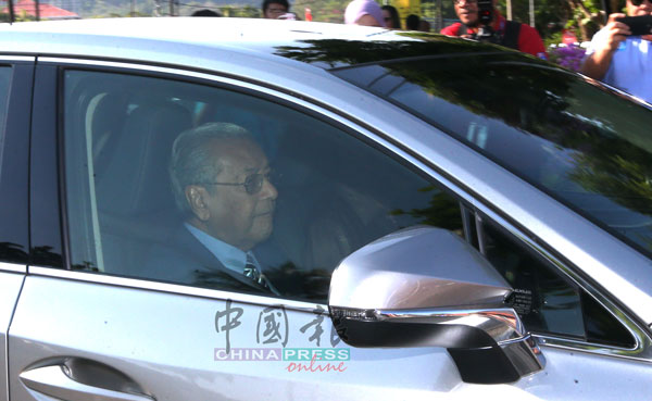 马哈迪周五（29日）亲自驾车至Sri Kijang度假村主持内阁会议。