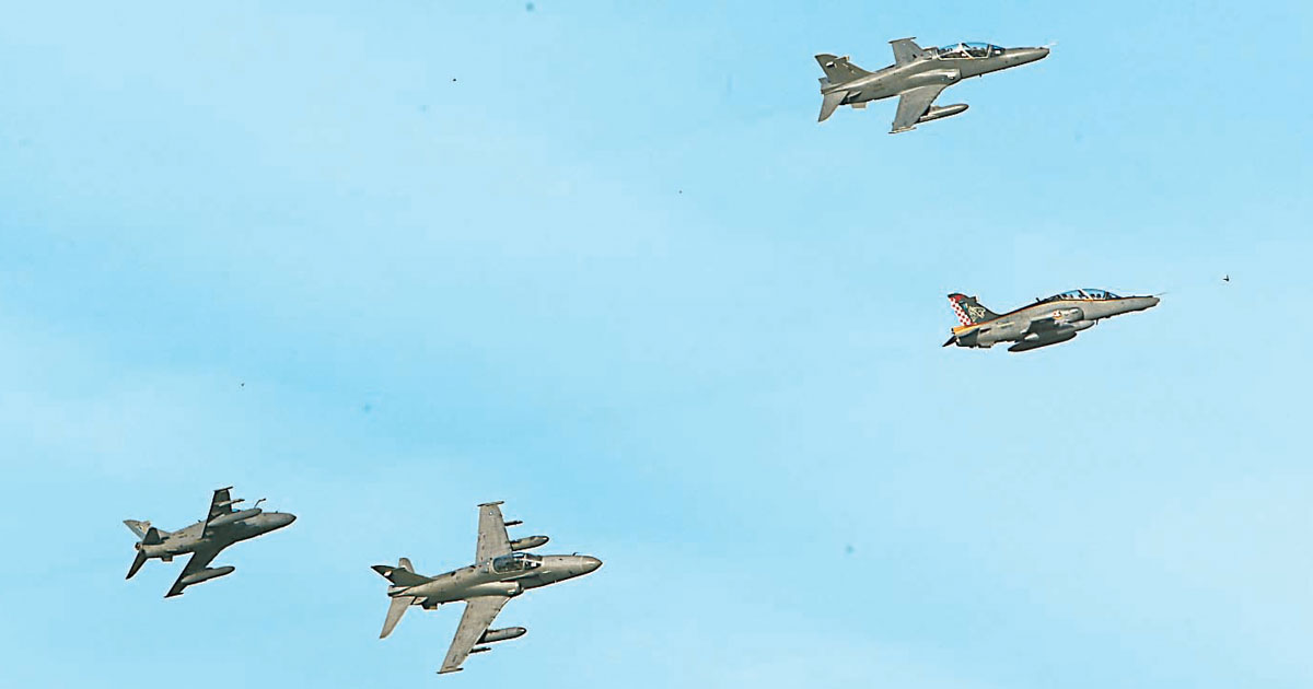 “鹰式”战机服役25周年纪念，凡是有“鹰式”战机出现的飞行表演，都是航空迷的焦点。

