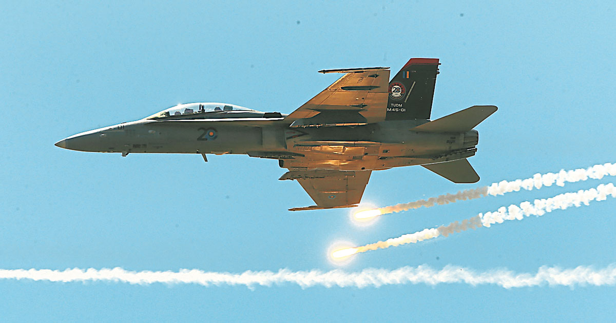 空军“大黄蜂”战机在飞行表演时，释放热焰弹，是唯一释放热焰弹的表演机。

