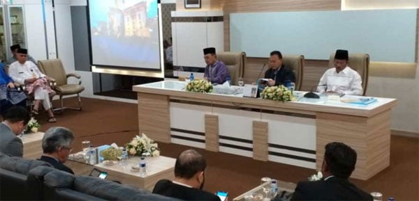 奥斯曼（坐者中）和印尼峇淡岛市政府官员交流。