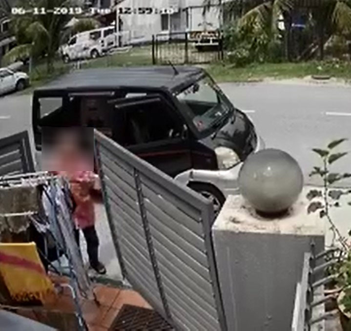 男子开车行经住宅区，偷走居民晾晒在大门外的1件内衣。