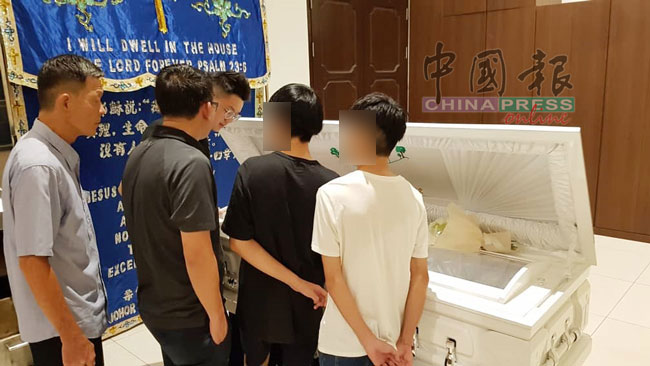 死者哥哥江骏乐（左2）领着2名霸凌弟弟的同学到灵柩前，向死者致歉。