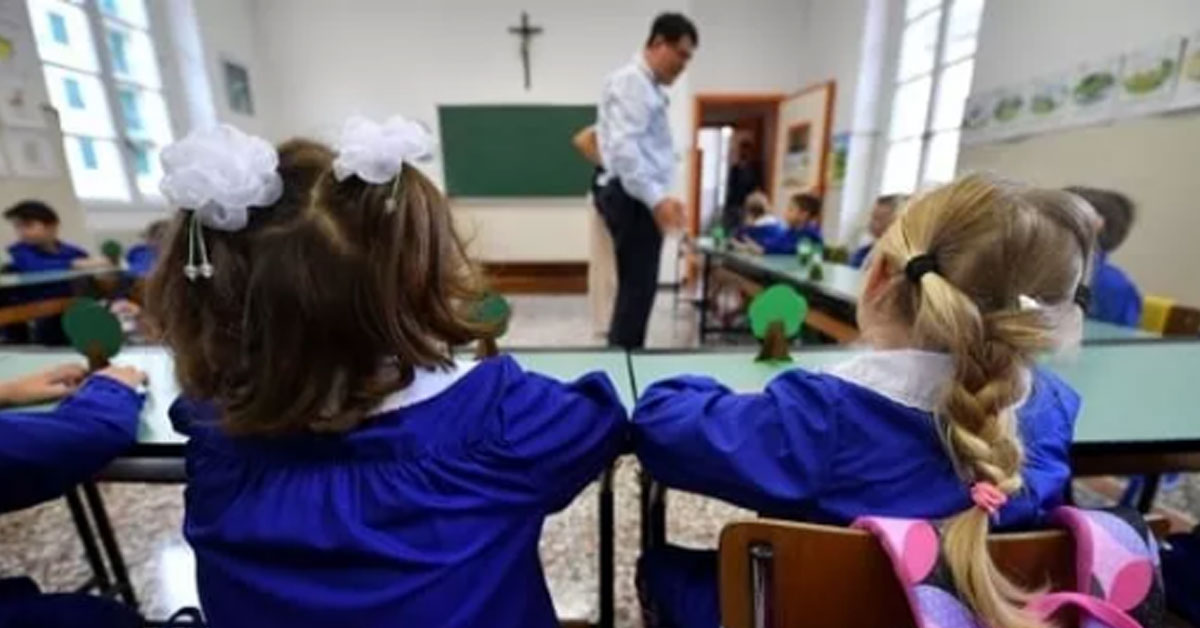 意大利的家长，从周一起，若未能提供疫苗接种证明给学校，家中子女将不得入学。