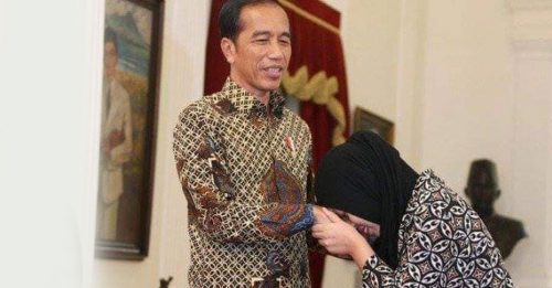 ◤金正男遇刺◢ 佐科威接见西蒂艾莎 亲吻印尼总统手3次