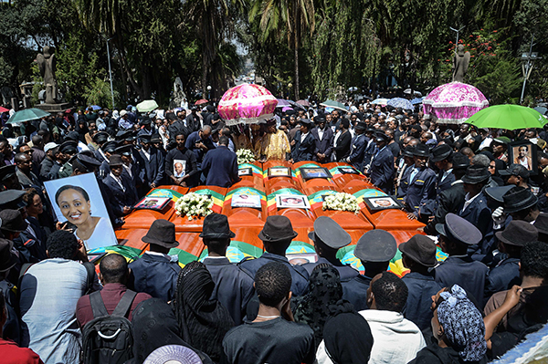 灵柩上摆着17名罹难者的照片，他们的家属周日在亚的斯亚贝巴一所教堂为他们举行葬礼。