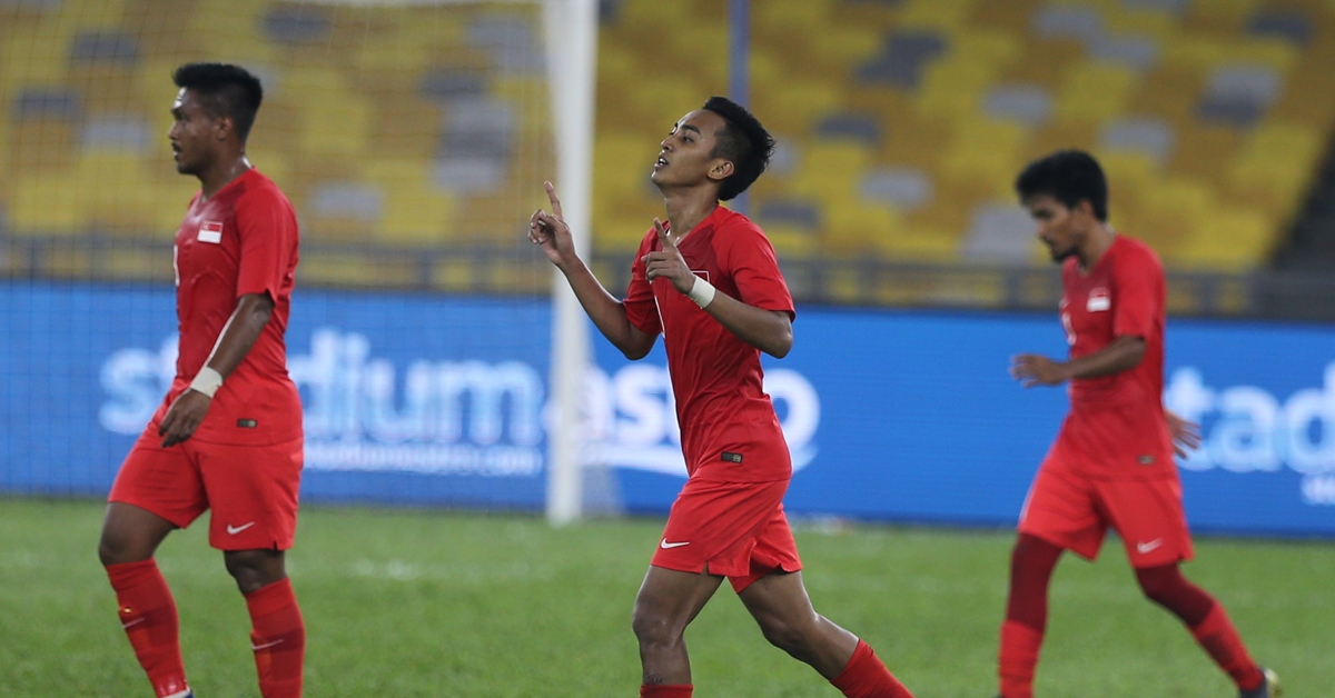 法里斯（中）单刀破门，助新加坡以1比0小胜马来西亚。