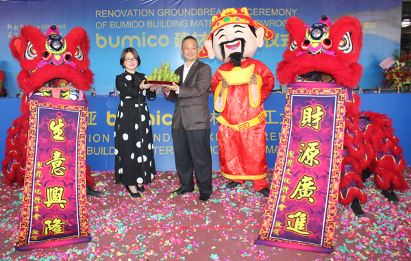 博美库建材城装修动工仪式由双狮献瑞揭幕，并由刘喜玲（左）与杨家武代表接青。
