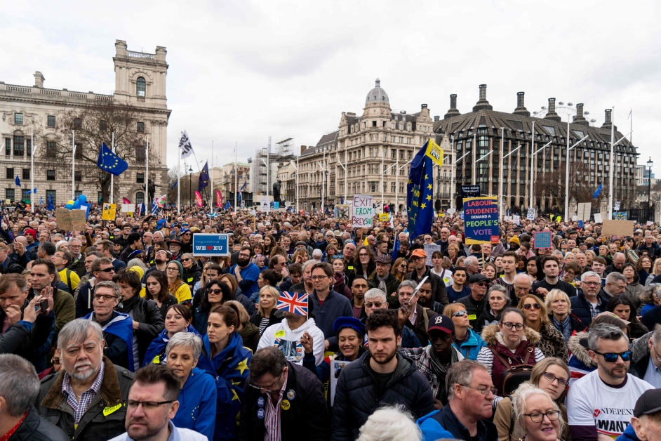 反脱欧的游行民众声势浩大，他们要求政府举行留欧公投。（法新社）