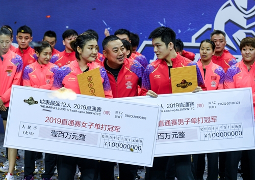 陈梦（前左）和樊振东（前右）称霸本次选拔赛；中国乒协主席刘国樑（中）也替他俩高兴。（新华社） 