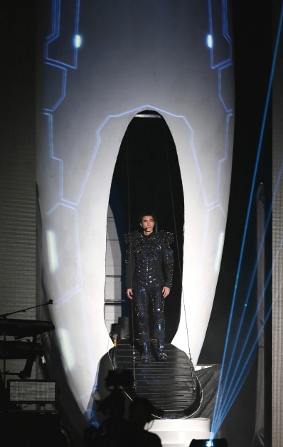 王力宏从太空船登陆2060的舞台上。