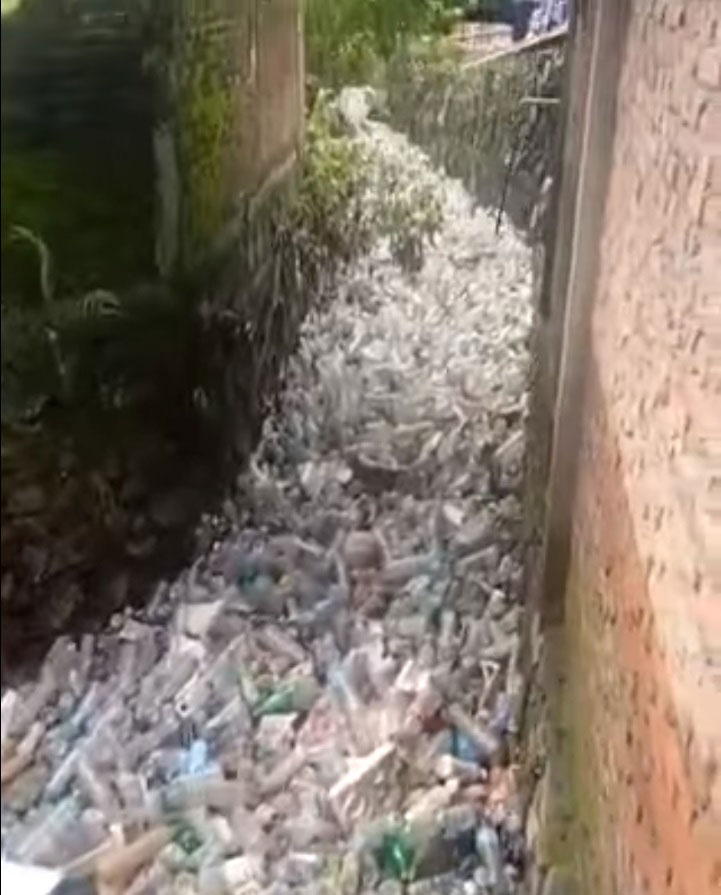 视频内的河流，都被塑料垃圾给堵满了。