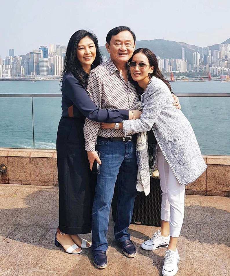 英叻（左）3月13日上载与哥哥达辛（中）和达辛长女萍通塔的合照，拍摄地点是香港。