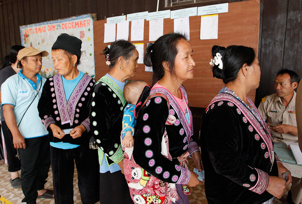 清迈少数民族也参与投票，有的还背着娃娃，成为泰国选举的独特景色。（欧新社）