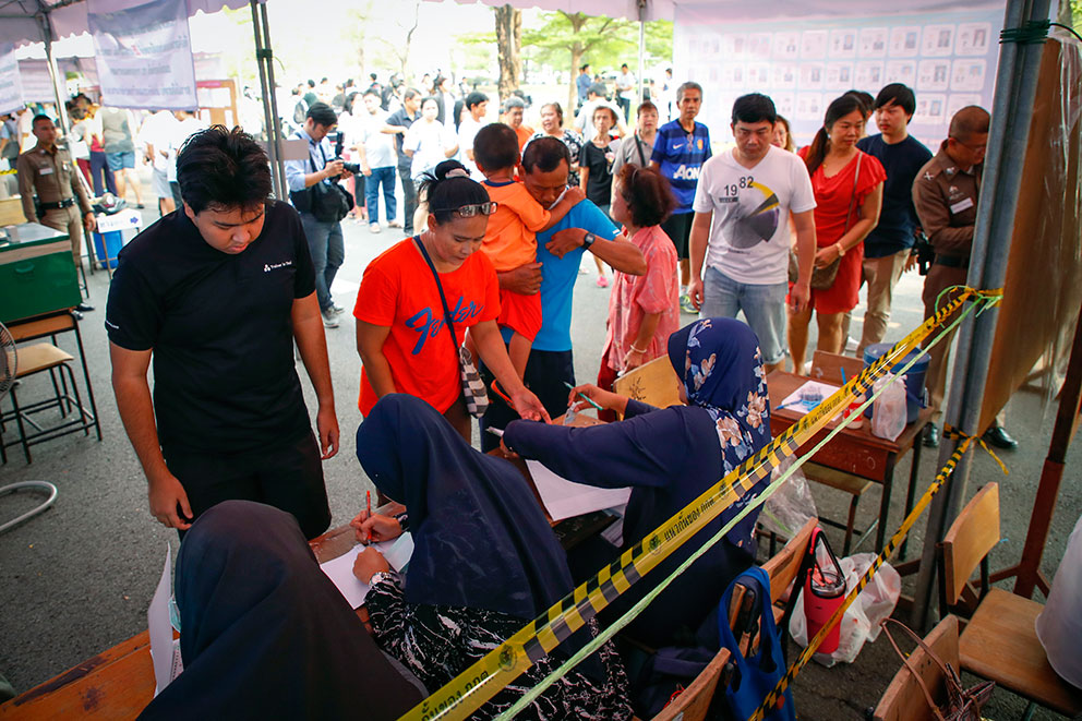 曼谷郊区一个投票站，民众大排长龙，登记投票。（欧新社）
