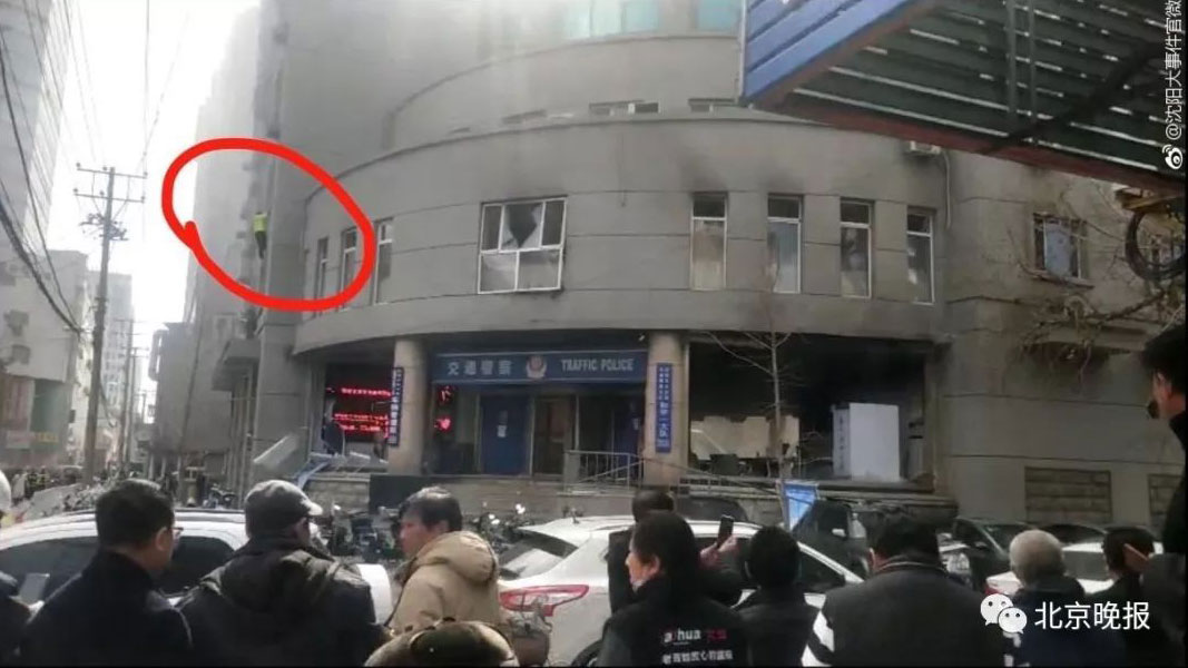 和平一大队办公楼办公楼多处窗户破损，有一人疑似悬在交警队的楼体外侧。