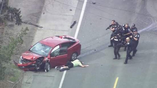 一名男子倒在自己的红色轿车旁。（互联网）
