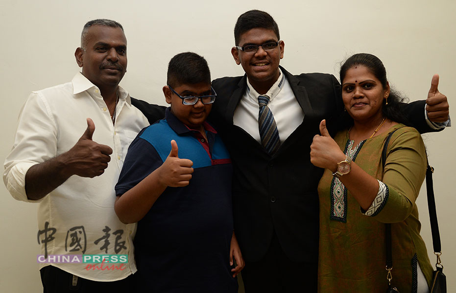雅斯文沙拉瓦南（右2）竖起拇指感谢家人对他的支持。左起为父亲沙拉瓦南、弟弟柏拉文及母亲卡玛拉娜妮。