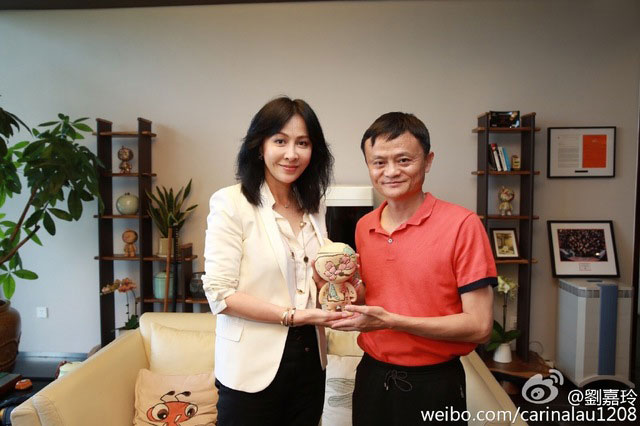 刘嘉玲（左）和马云相识于李连杰的壹基金慈善晚会，两人既是朋友也是商业伙伴。