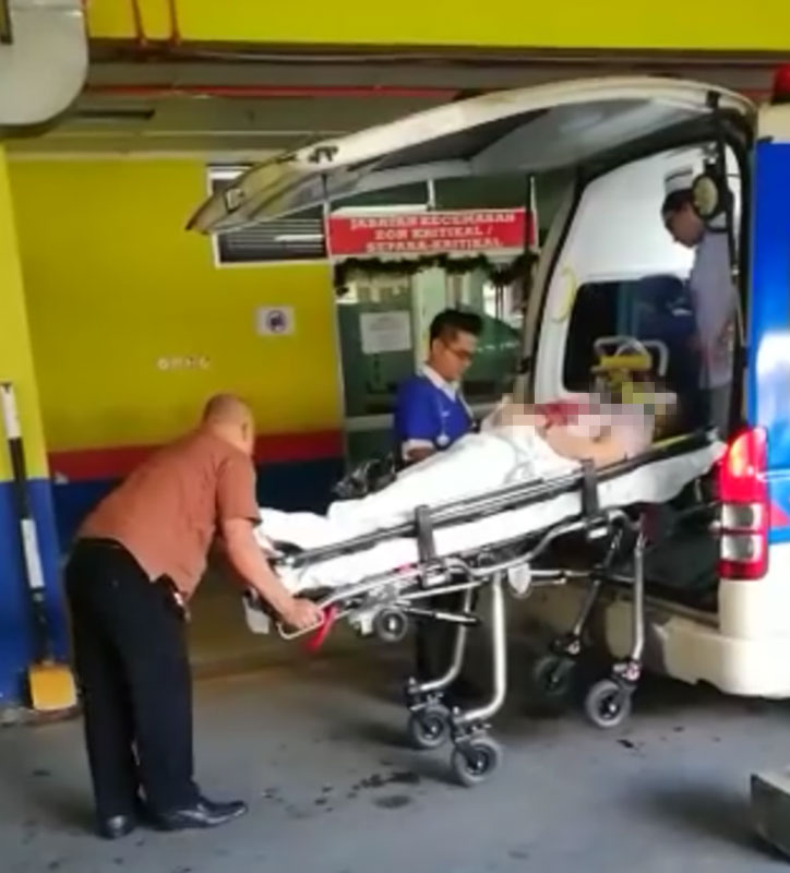 遭割喉重伤的男子由救护车送院急救。