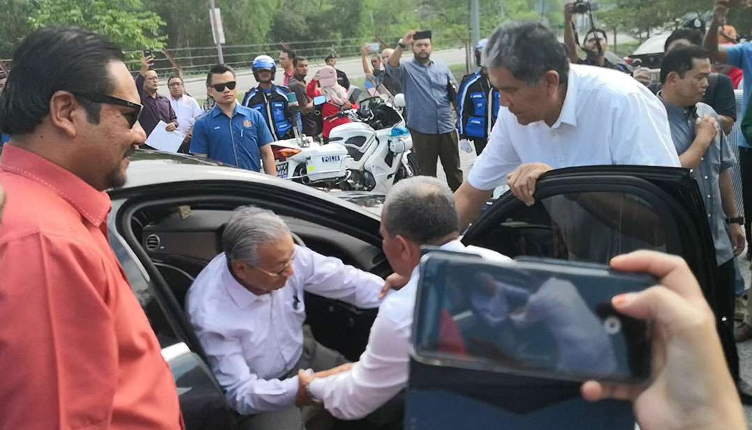 马哈迪驾驶崭新马赛地，前来参观傌莫黄梨汁工厂。