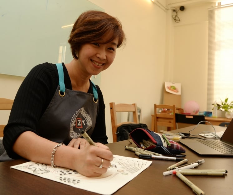 梁佩珊（Angeline Leong），禅绕画认证老师，也是Angelicioxs Studio负责人。