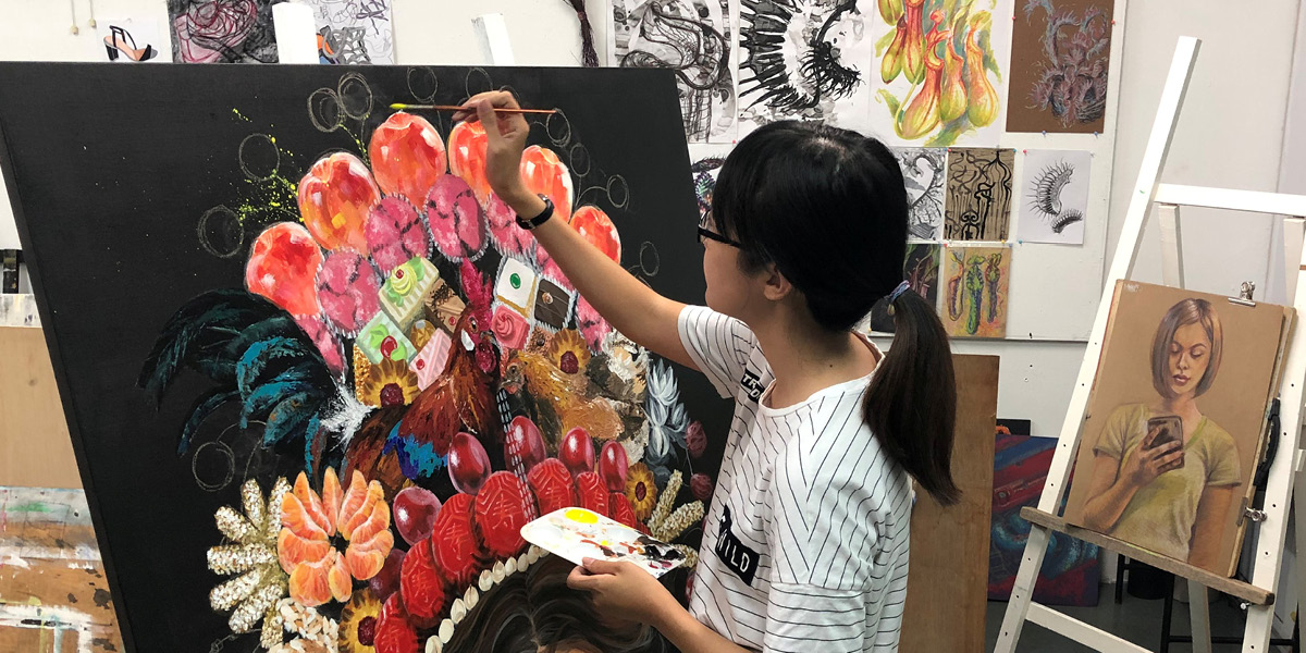 MIA纯美术系在为期三年的专业美学教育中，着重启发及引导学生用创意思考。学生杨慧玲在用心画画。