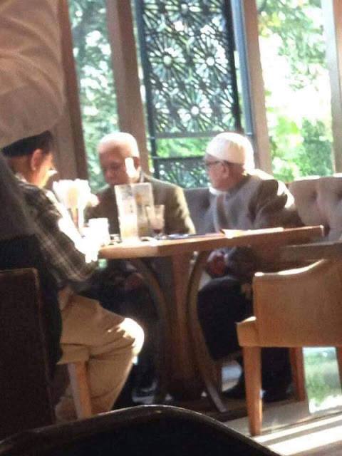 拉菲兹上传指哈迪阿旺（右）与疑似拉梅里的男子共餐的照片。（截图取自拉菲兹面子书）