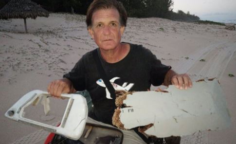吉布森在2016年发现的2片疑似MH370残骸碎片。（图：BBC） 